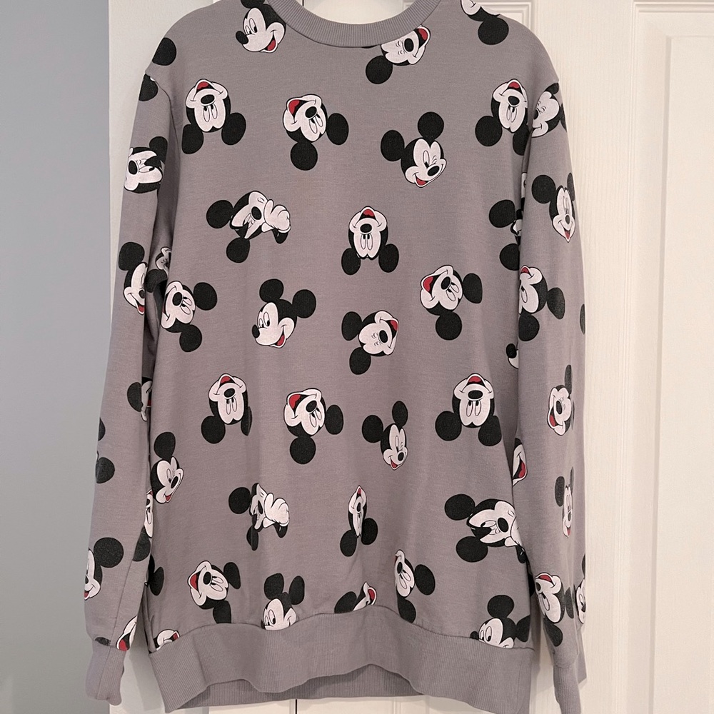 Super fun all over Mickey print Disney crew neck 🖤